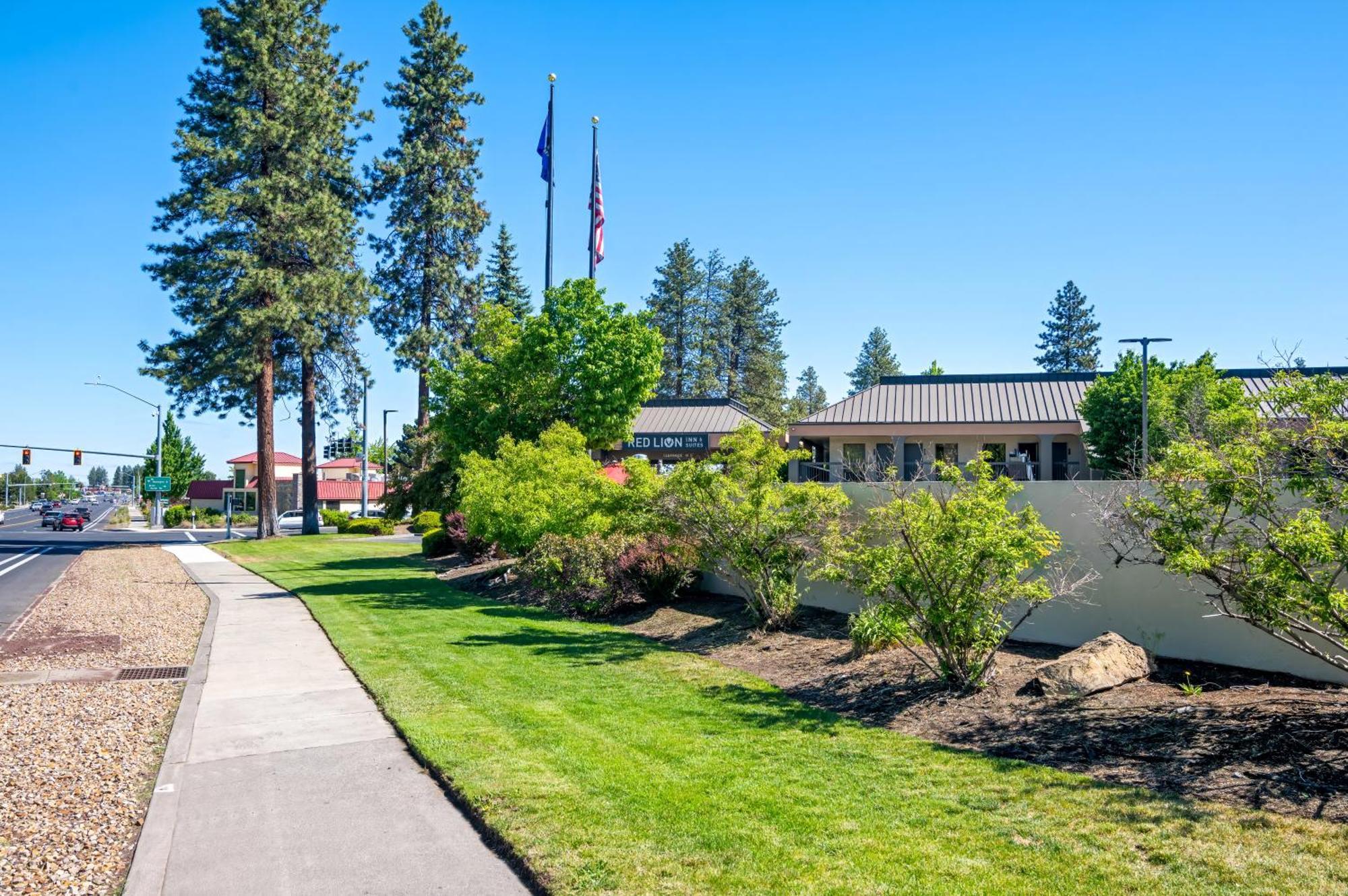 Red Lion Inn & Suites Deschutes River - Bend Exterior photo