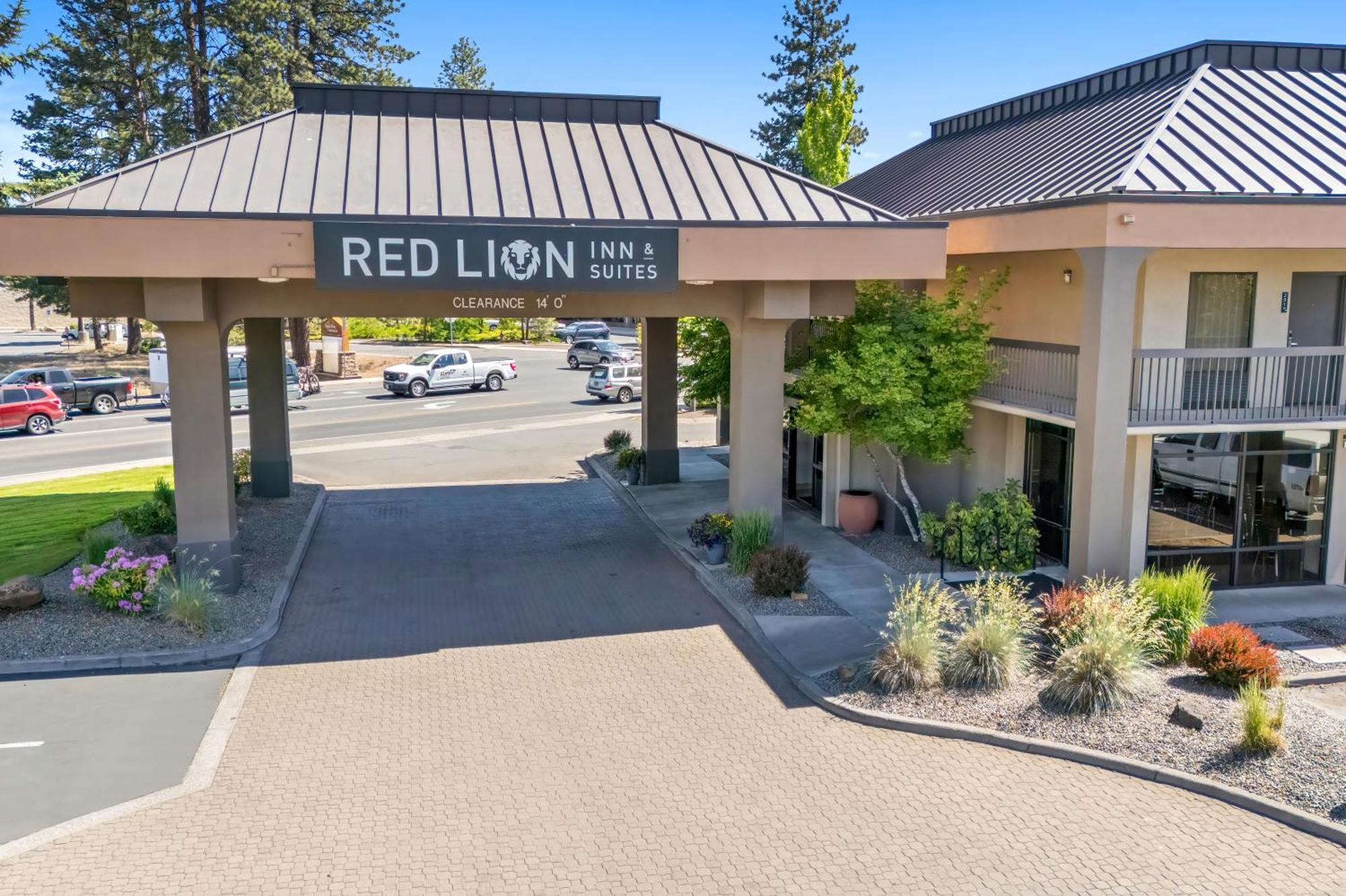 Red Lion Inn & Suites Deschutes River - Bend Exterior photo