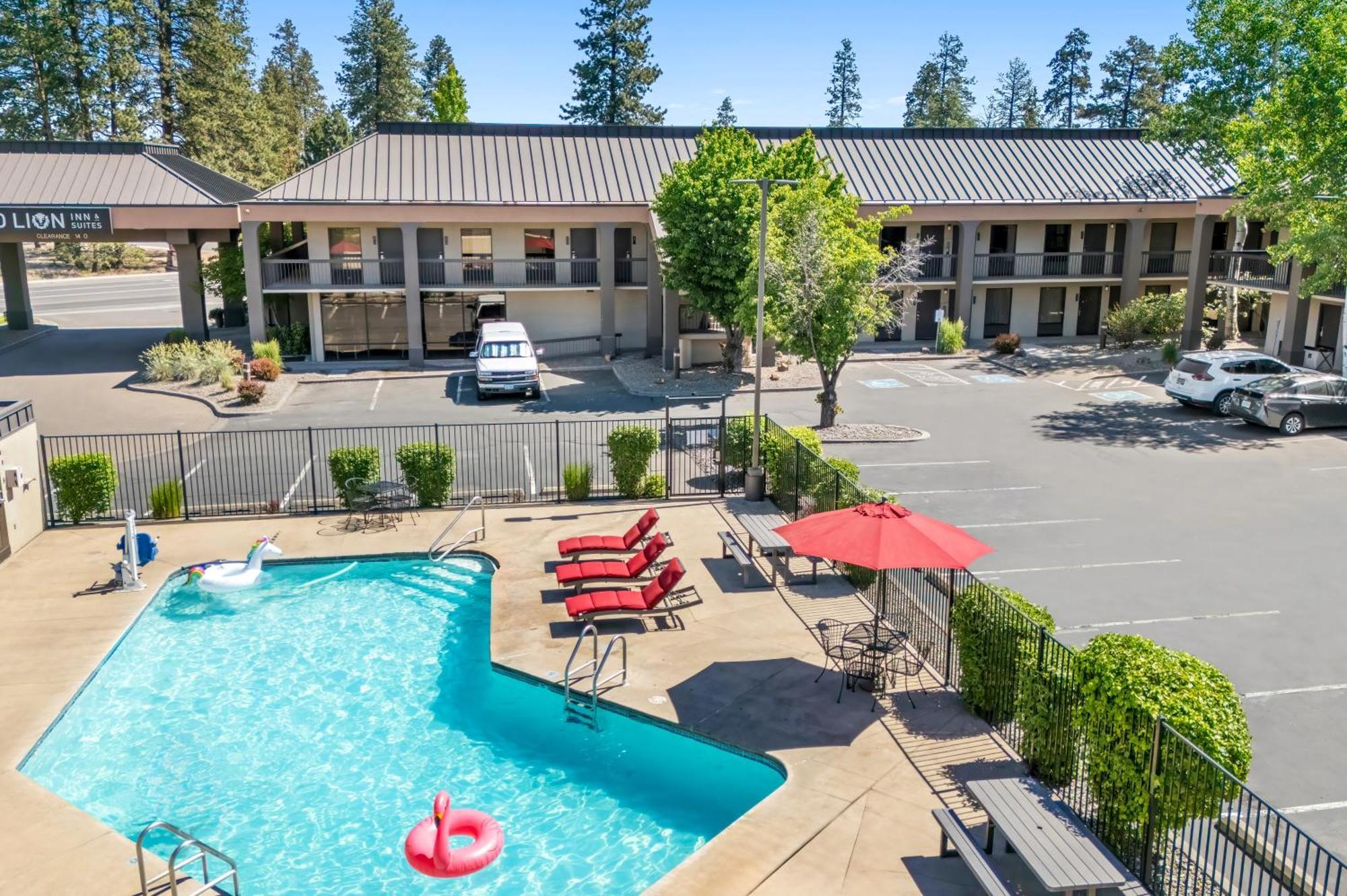 Red Lion Inn & Suites Deschutes River - Bend Exterior photo